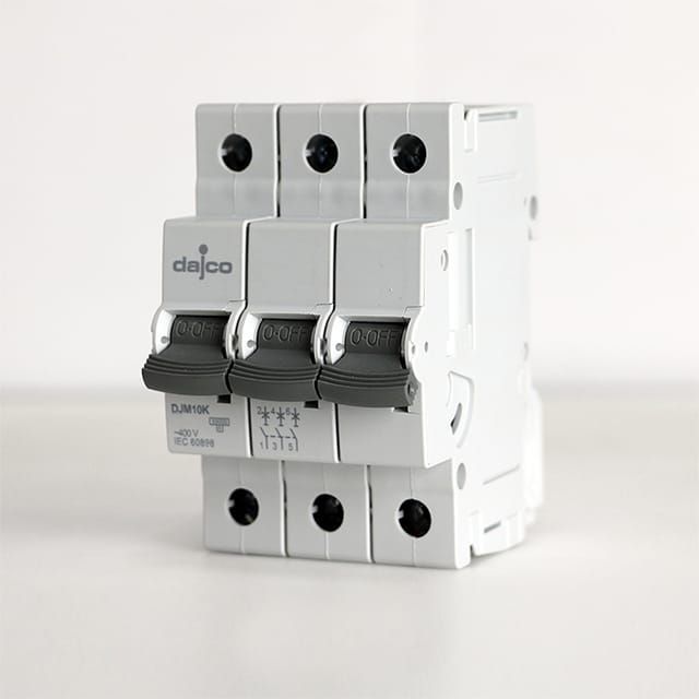 قاطع كهربائي 10 امبير  داجكو